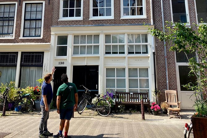 Explore hidden streets with friends - Karthuizerhof and the story of early social housing