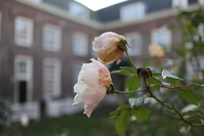 Explore hidden streets with friends - The church for the poor and the Jordaan’s religious past