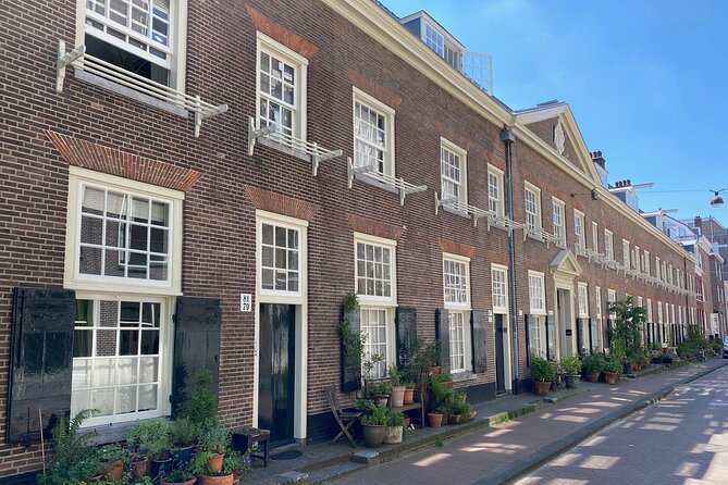 Explore hidden streets with friends - Private Tour - The former town hall and the Canal Ring