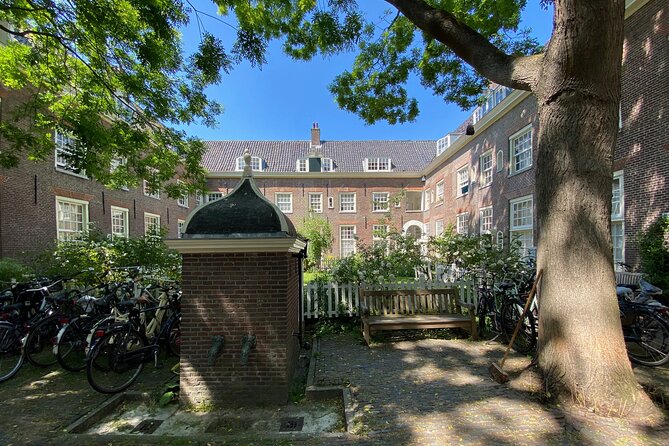 Explore hidden streets with friends - Private Tour - Nine Streets, where shopping becomes more relaxed