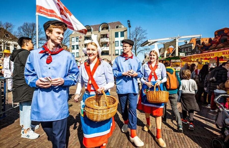From Amsterdam; Alkmaar Cheese market & Zaanse Schans - How the two destinations work together