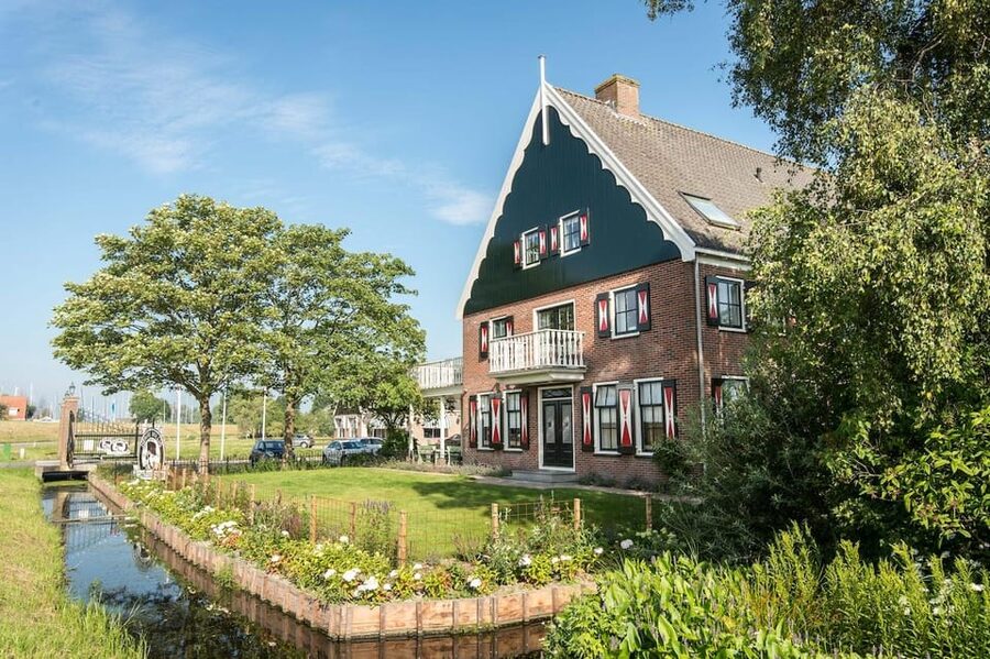 From Amsterdam; Alkmaar Cheese market & Zaanse Schans - Group size, guide style, and pace