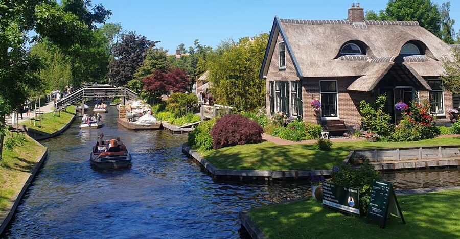 From Amsterdam: Giethoorn Day Trip with Small Electric Boat - Key points to know before booking