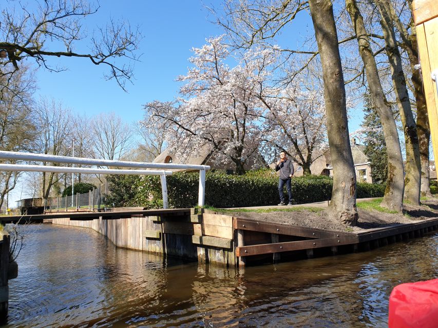 From Amsterdam: Giethoorn Day Trip with Small Electric Boat - Walking across more than 180 bridges