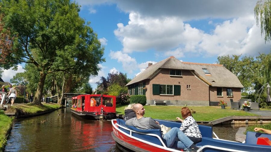 From Amsterdam: Giethoorn Day Trip with Small Electric Boat - The guides can shape the day