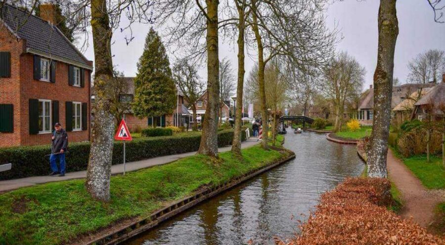 From Amsterdam: Giethoorn Guided Day Trip with Canal Cruise - Why Giethoorn makes a good day out from Amsterdam