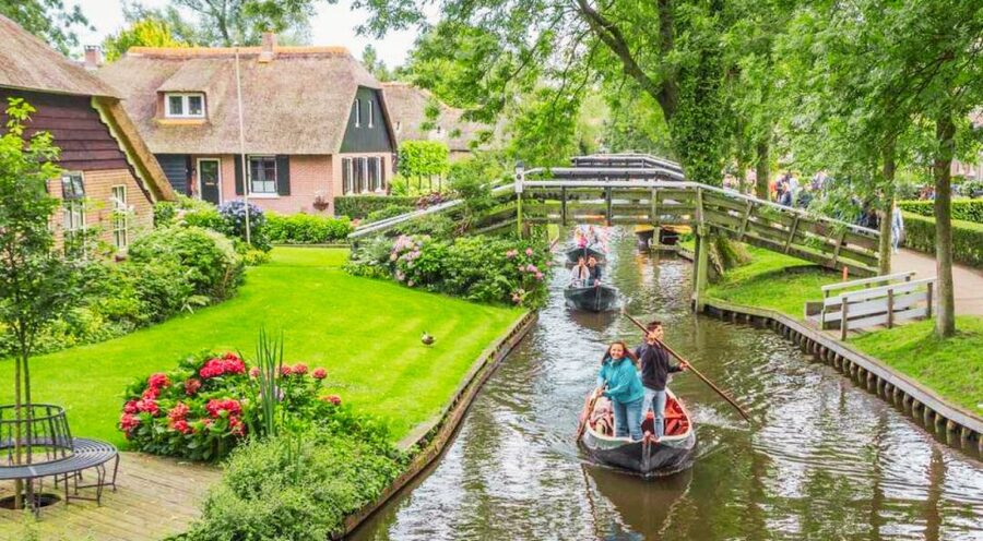 From Amsterdam: Giethoorn Guided Day Trip with Canal Cruise - Meeting your guide beside Amsterdam Central Station