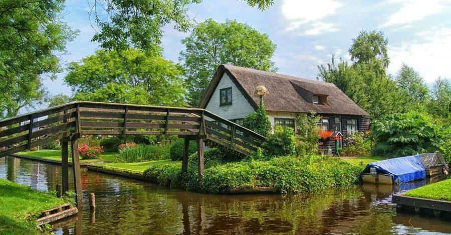 From Amsterdam: Giethoorn Sightseeing Tour and Canal Cruise - Leaving Amsterdam in a private Mercedes