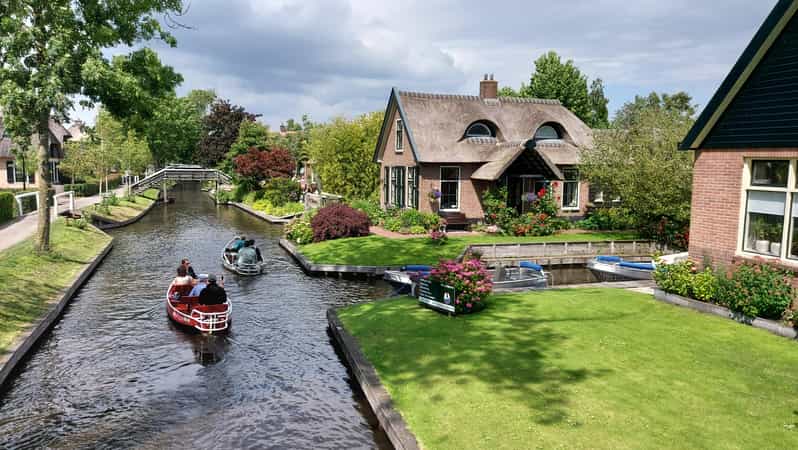 From Amsterdam: Giethoorn Small Group Tour with Boat Ride - Why Giethoorn makes a good day outside Amsterdam