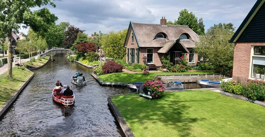 From Amsterdam: Giethoorn Small Group Tour with Boat Ride - Reaching Giethoorn before the busiest boat traffic