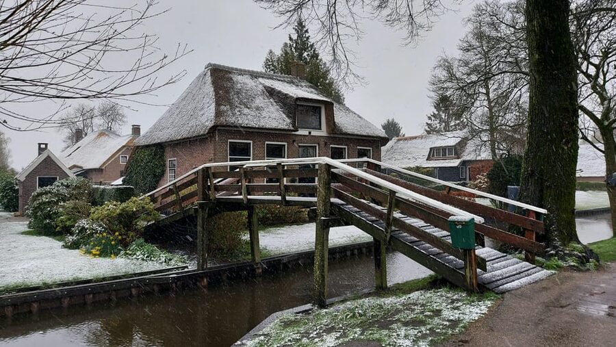 From Amsterdam: Giethoorn Small Group Tour with Boat Ride - Extra stops, lunch, and flexible planning