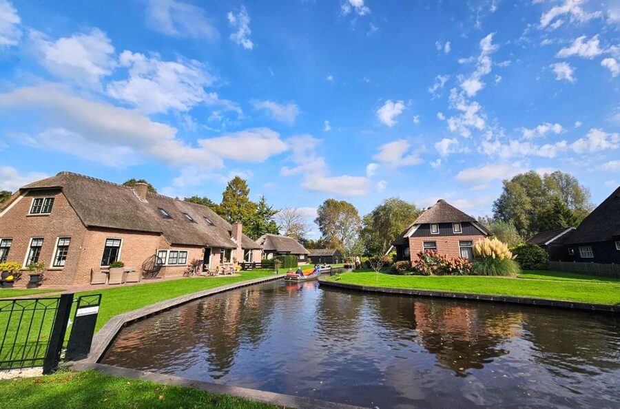 From Amsterdam: Giethoorn & Zaanse Schans Tour w/ Small Boat - Giethoorn from a small electric boat