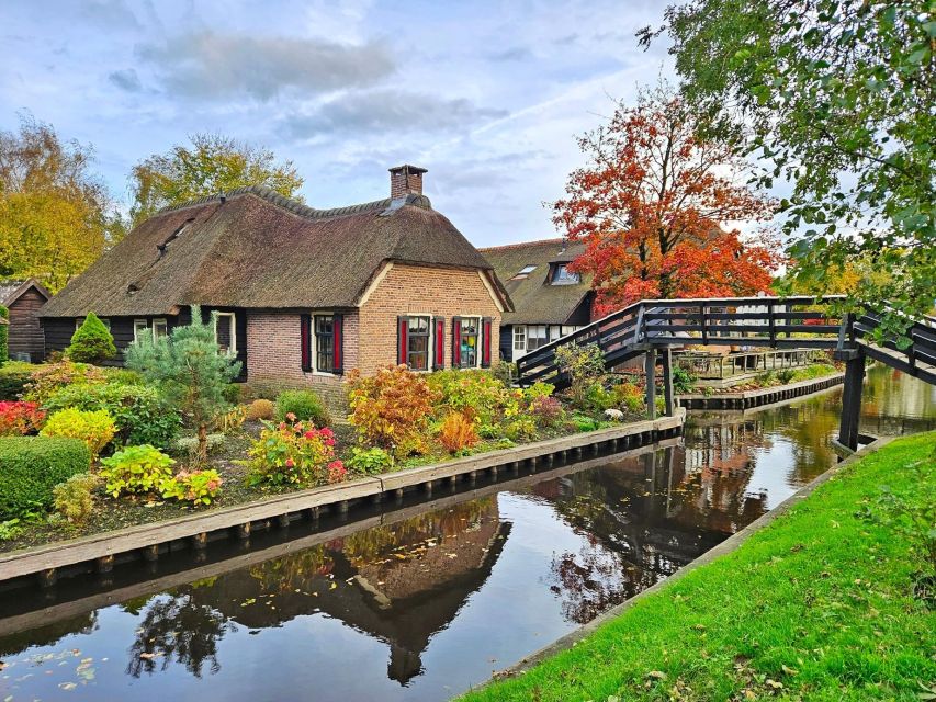 From Amsterdam: Giethoorn & Zaanse Schans Tour w/ Small Boat - Guides and group atmosphere