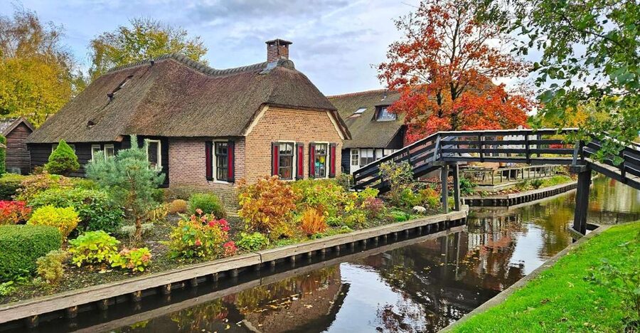 From Amsterdam: Giethoorn & Zaanse Schans Tour w/ Small Boat - Starting beside Amsterdam Centraal