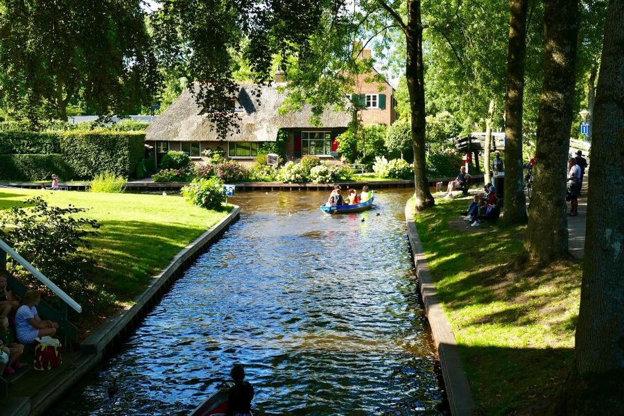 From Amsterdam: Private Sightseeing Tour to Giethoorn - Why Giethoorn is worth the trip from Amsterdam