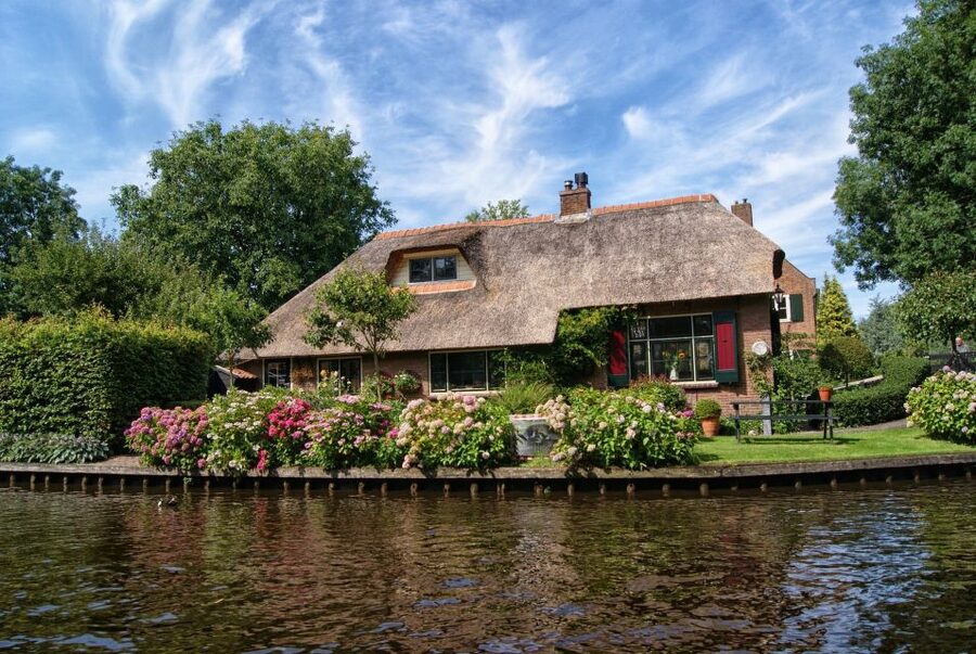 From Amsterdam: Private Sightseeing Tour to Giethoorn - The boat choice: cruise or take the wheel