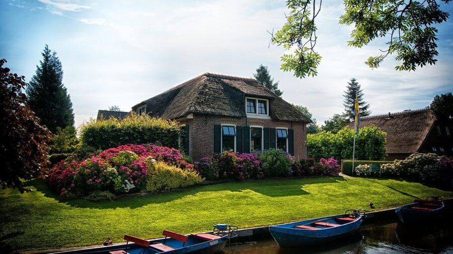 From Amsterdam: Private Sightseeing Tour to Giethoorn - Leaving Amsterdam in a private Mercedes-Benz