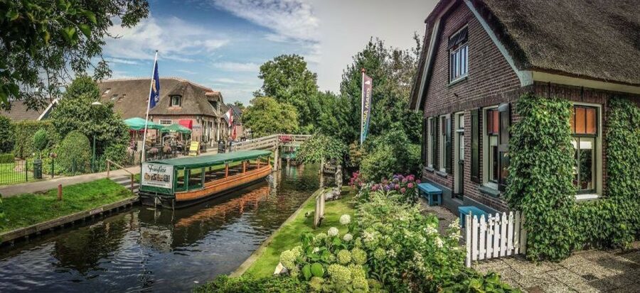 From Amsterdam: Private Tour to Giethoorn with Canal Cruise - First sight of Giethoorn’s thatched farms