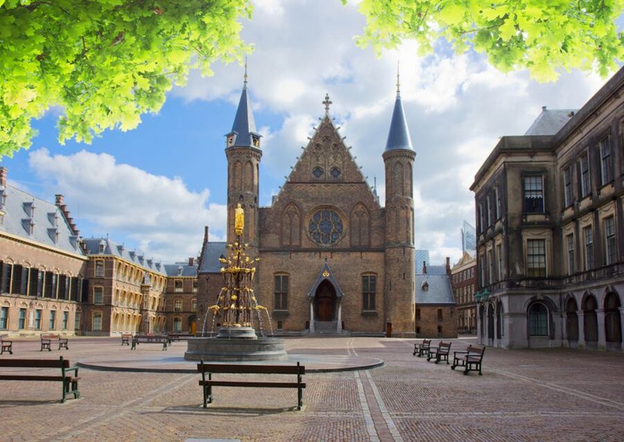 From Amsterdam: Rotterdam and The Hague Tour in Spanish - Rotterdam’s wartime memory at The Man without a Heart
