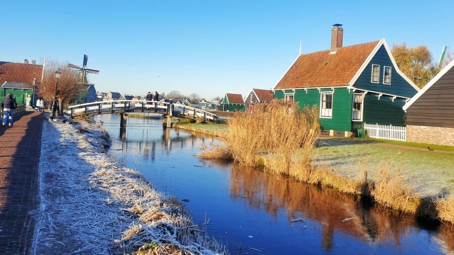 From Amsterdam: Small Group Zaanse Schans and Volendam Tour - What to notice at the windmill village