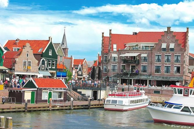 From Amsterdam: Zaanse Schans, Volendam, Giethoorn with Boat Tour - The guide and group size can shape the day