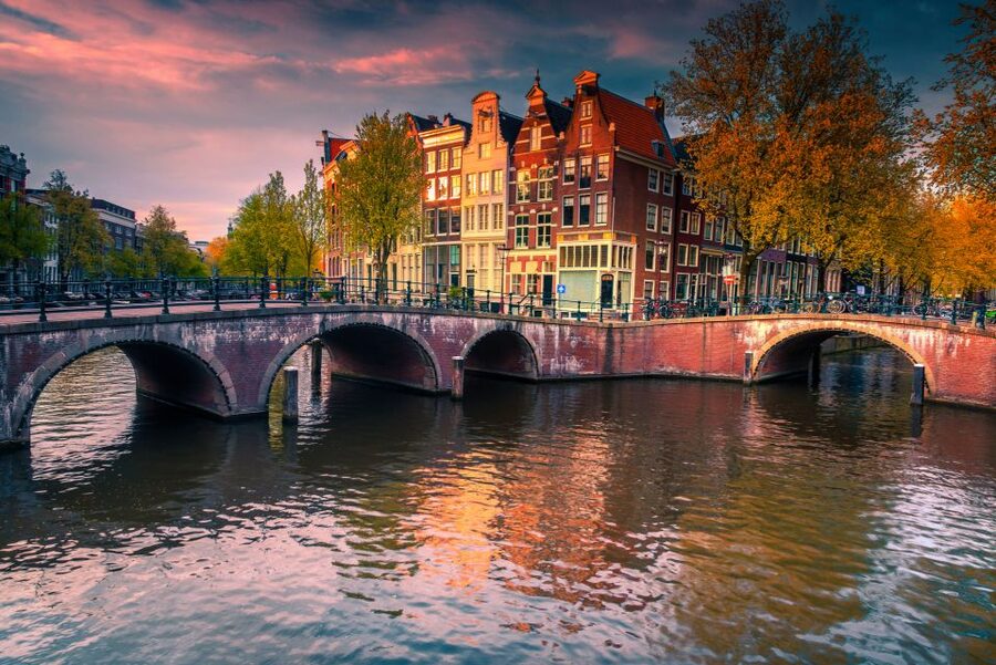 From Brussels: Day Trip to Amsterdam with Canal Boat Cruise - Arriving in Amsterdam and finding your bearings