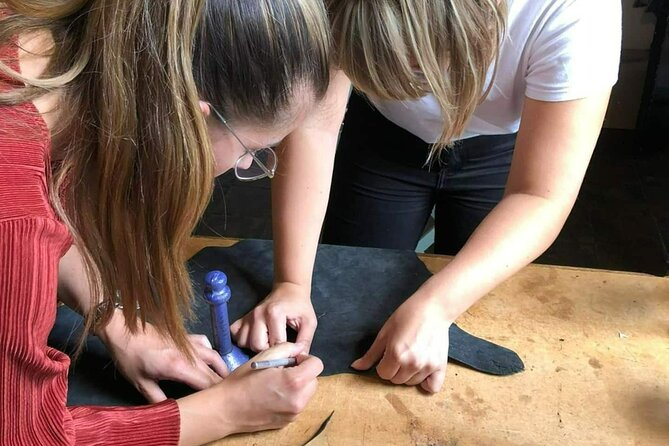Genuine Leather Tote Bag Workshop in Leiden - Your first coffee, tools, and leather choices