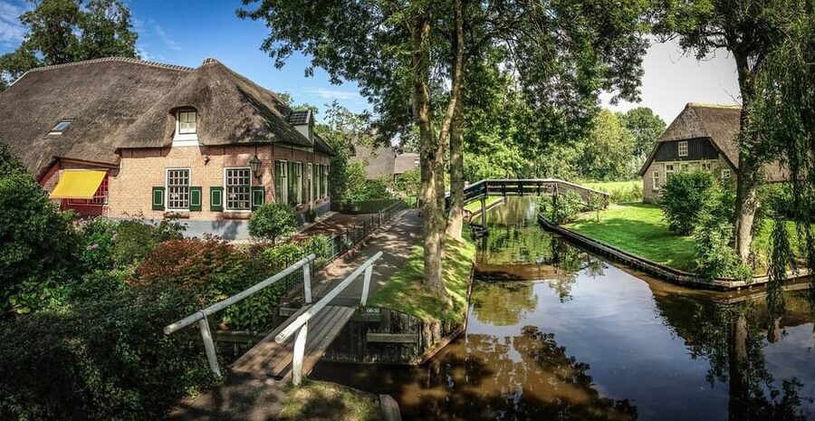 Giethoorn: 2,5 Hours 7 persons boat steeringwheel + cushions - Key points at a glance
