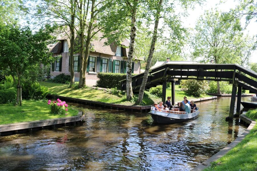 Giethoorn: 2,5 Hours 7 persons boat steeringwheel + cushions - Why steering your own boat changes Giethoorn