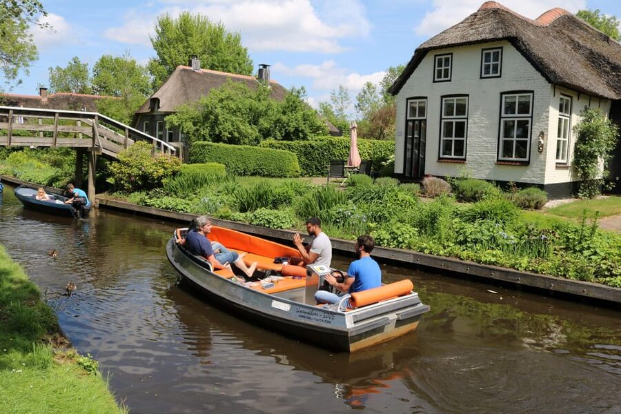 Giethoorn: 2,5 Hours 7 persons boat steeringwheel + cushions - Through the centre of Giethoorn