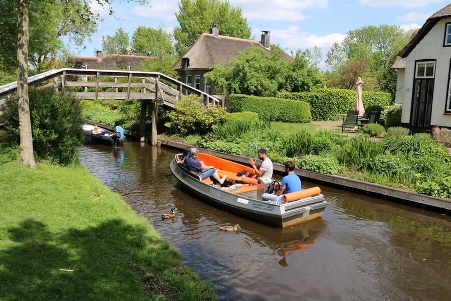 Giethoorn: 2,5 Hours 7 persons boat steeringwheel + cushions - Nature, islands, and unhurried stops
