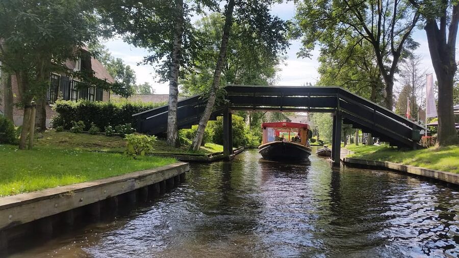 Giethoorn: Canal cruise Giethoorn village and lake - Leaving the Canals for Weerribben-Wieden