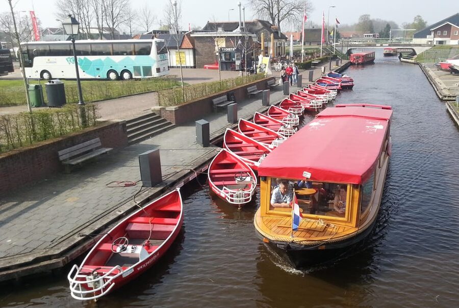Giethoorn: Canal cruise Giethoorn village and lake - A Quiet Boat, With One Crowding Caveat