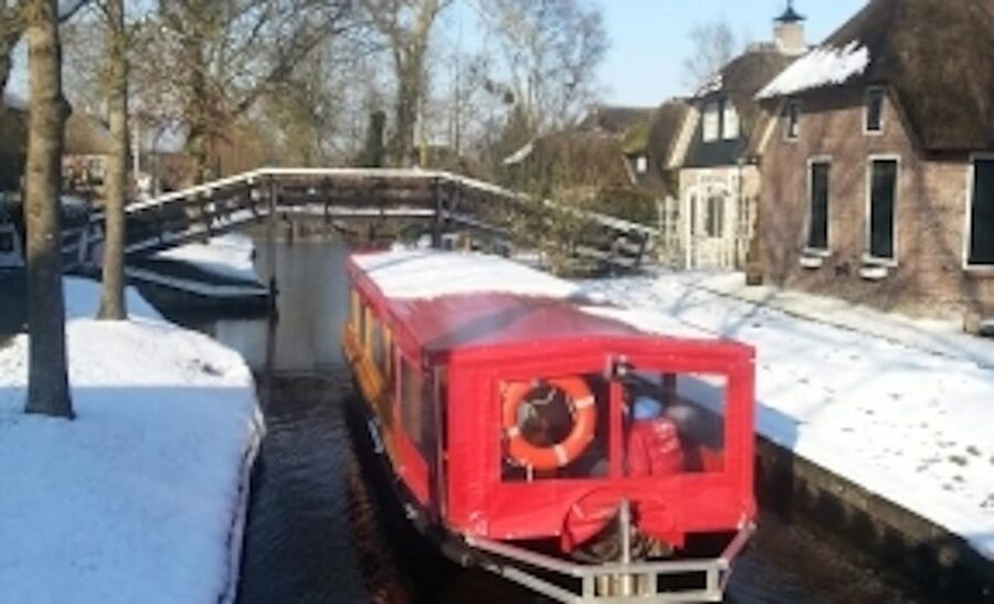Giethoorn: Canal cruise Giethoorn village and lake - What the Captain and Audio Guide Add