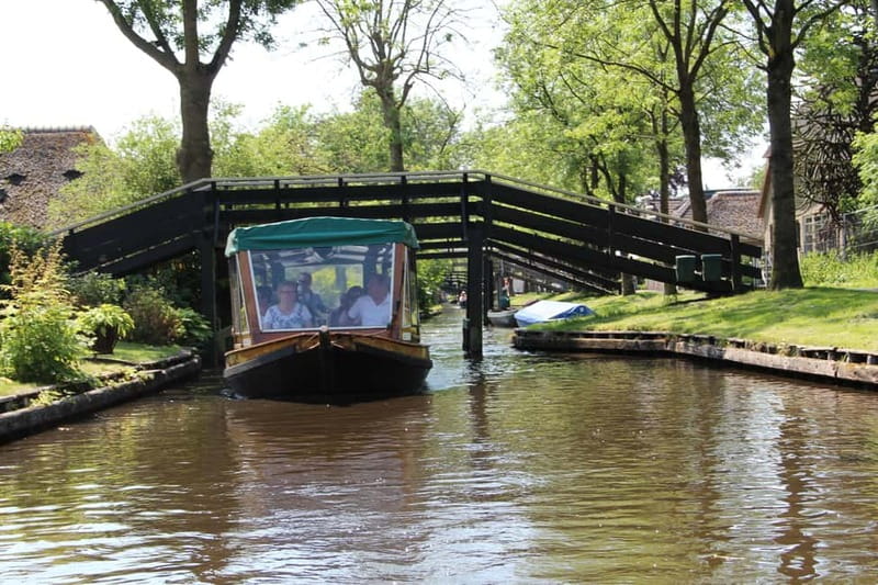 Giethoorn: Canal Cruise & lake Tour & Sightseeing Village - Key points to know before you book