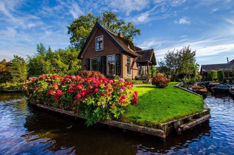 Giethoorn: Canal Cruise & lake Tour & Sightseeing Village - Why Giethoorn makes more sense from a boat