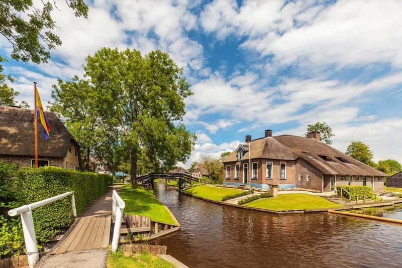 Giethoorn: Canal Cruise & lake Tour & Sightseeing Village - What the captain adds to the one-hour route