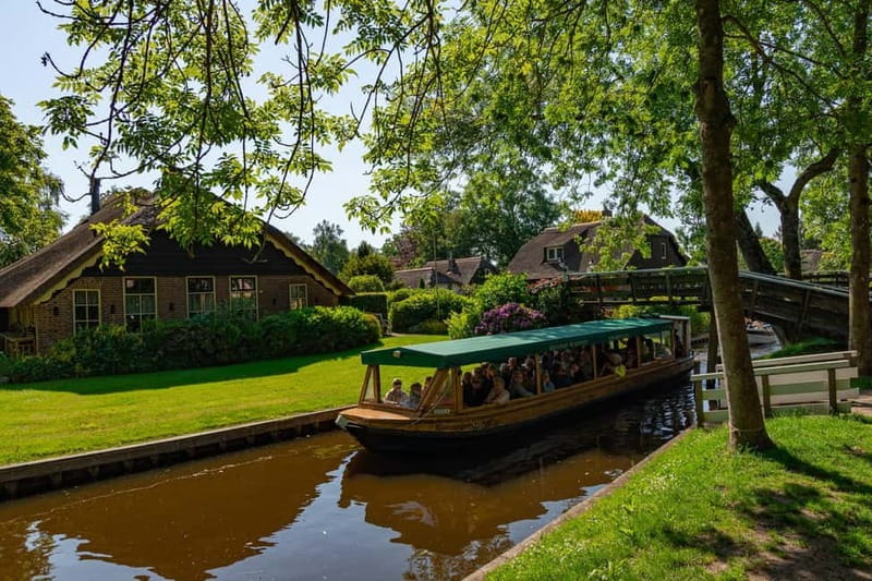 Giethoorn: Canal Cruise & lake Tour & Sightseeing Village - Booking details worth keeping in mind