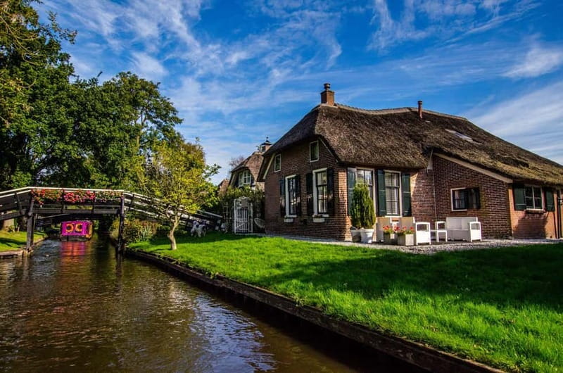 Giethoorn: Canal Cruise & lake Tour & Sightseeing Village - A warm, practical boat for uncertain weather