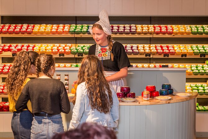 Giethoorn Day Trip from Amsterdam With Cruise and Cheeseplatter - Two and a half hours to explore Giethoorn your way