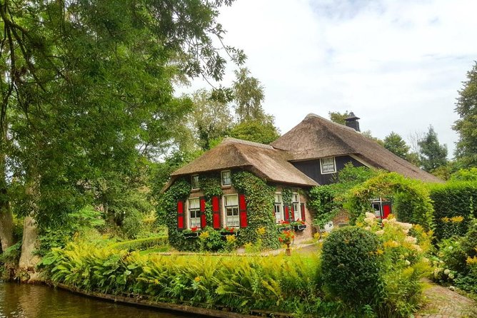 Giethoorn Guided DayTrip from Amsterdam - The countryside drive gives the tour its context