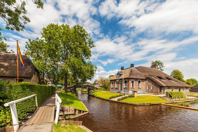 Giethoorn: Highlights Canal Cruise and Sightseeing Village - Why Giethoorn makes more sense from a boat