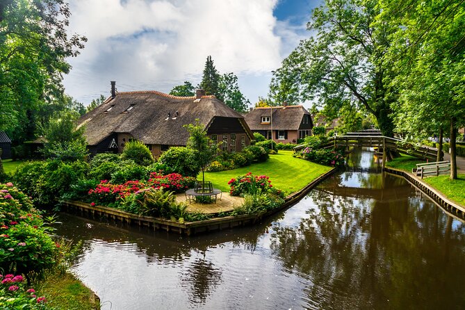 Giethoorn: Highlights Canal Cruise and Sightseeing Village - De Oude Aarde: minerals, fossils, and a free shop visit