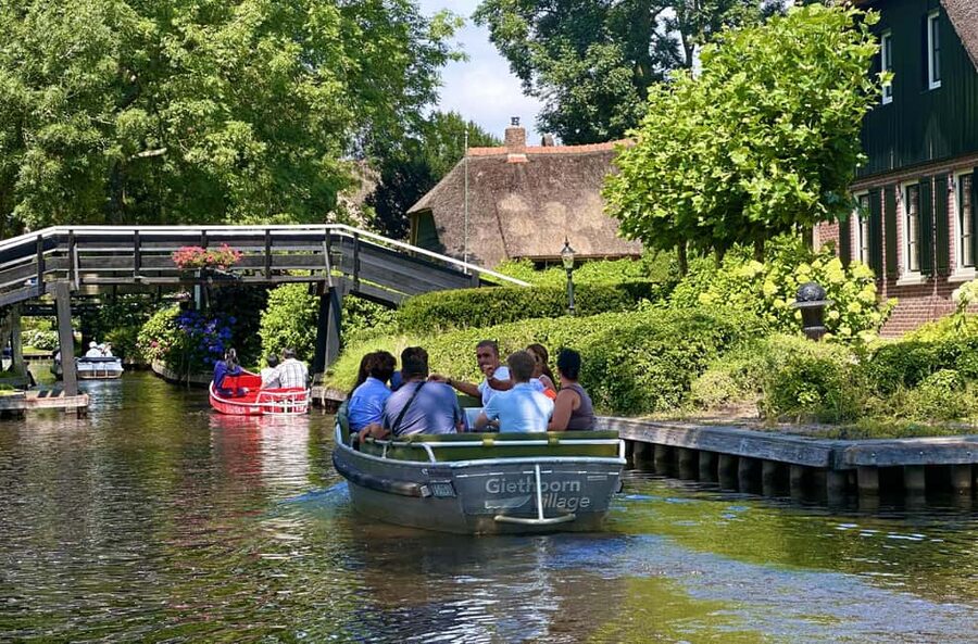 Giethoorn: Round trip from Amsterdam optional guided cruise - Arriving in a village built around canals
