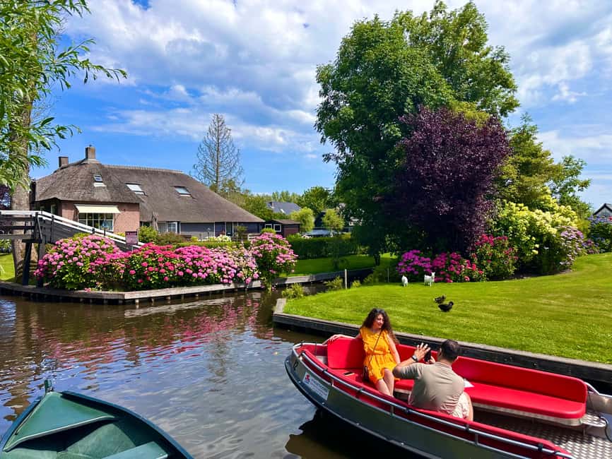 Giethoorn: Round trip from Amsterdam optional guided cruise - Choosing the one-hour guided canal cruise
