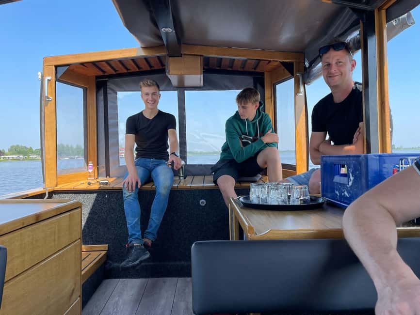 Giethoorn: Sightseeing Boat Tour - Cruising the canals for one hour