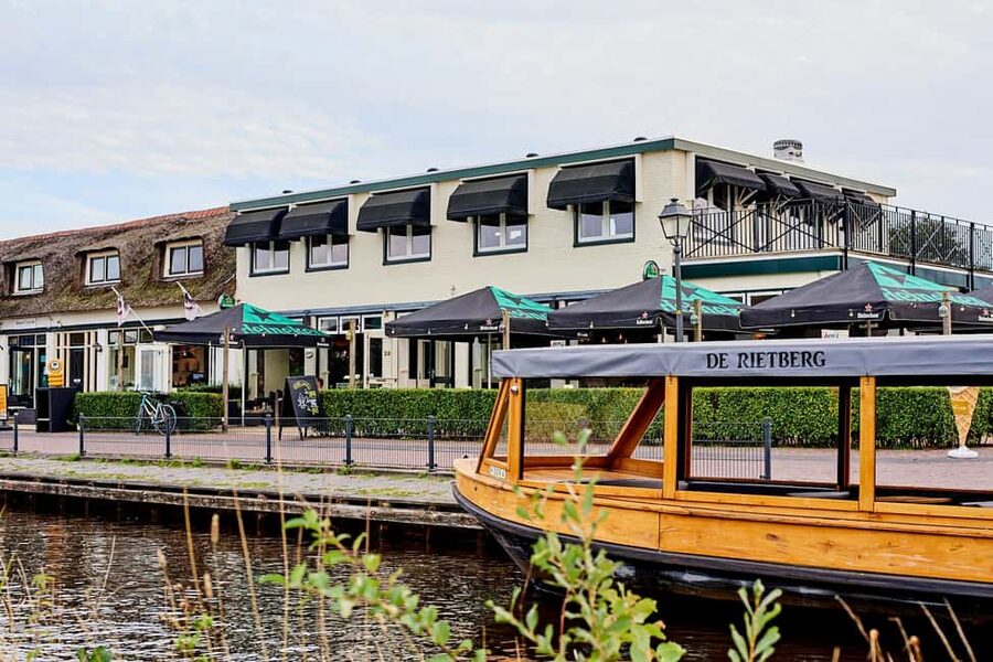 Giethoorn: Sightseeing Boat Tour - What the guide adds to the ride