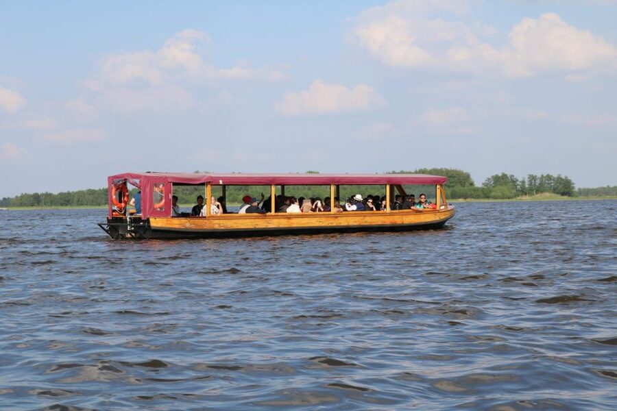 Giethoorn: Village & National Park Canal Cruise with Coffee - Meeting at Botenverhuur- en rondvaartbedrijf Koppers