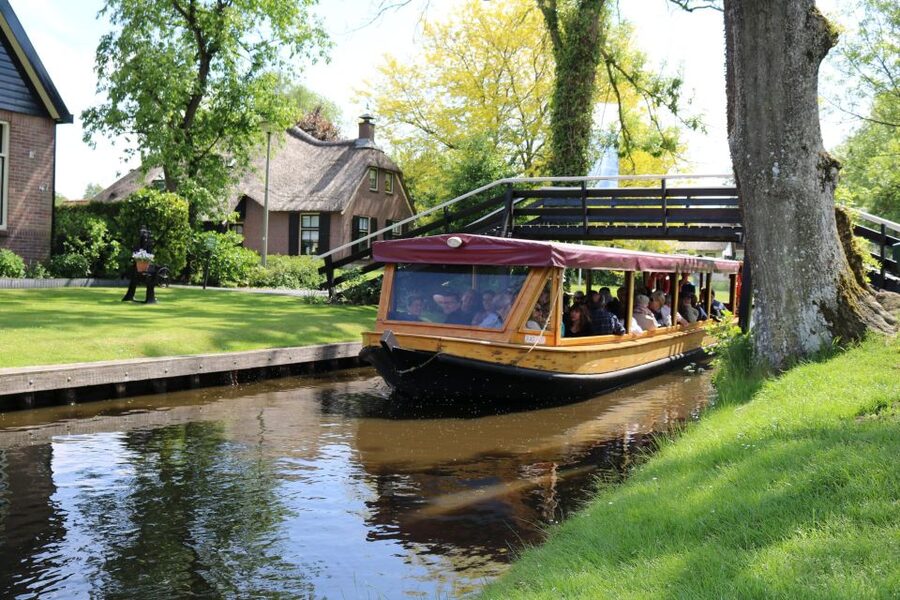 Giethoorn: Village & National Park Canal Cruise with Coffee - Reaching the Lake Beyond the Village