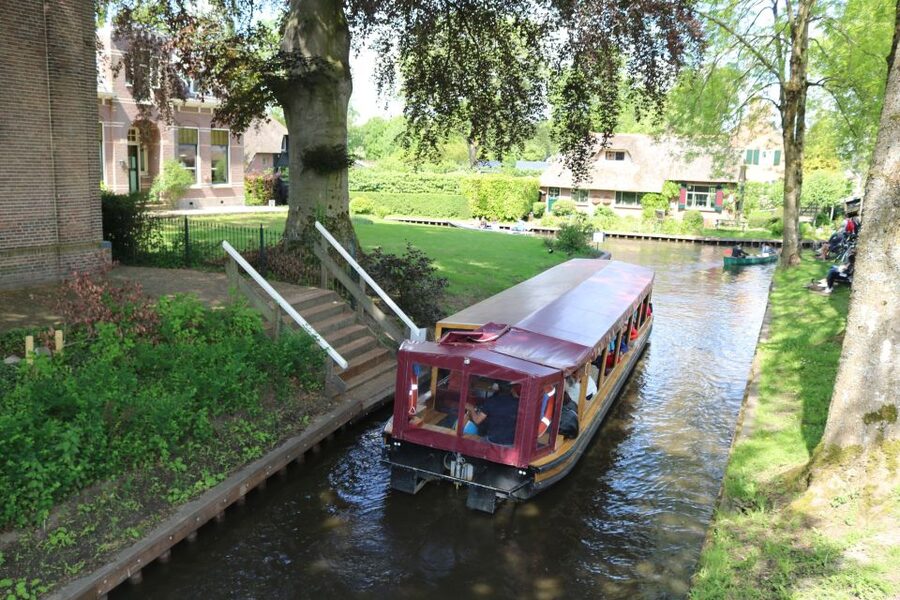 Giethoorn: Village & National Park Canal Cruise with Coffee - Coffee, Tea, or Lemonade on Board